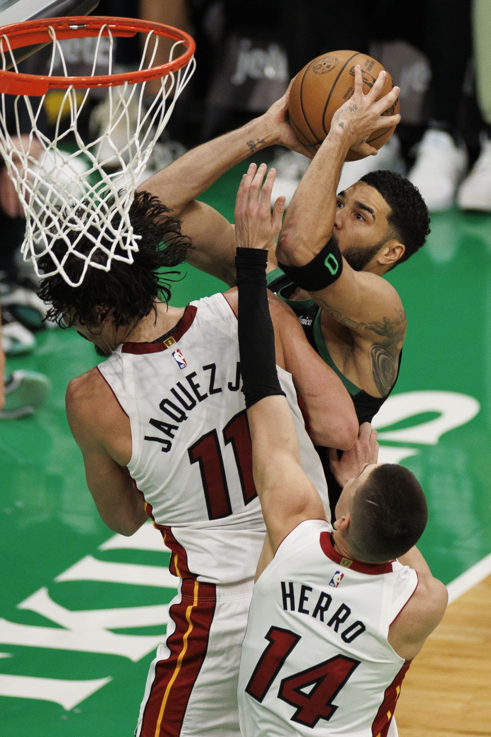 开云在线波士顿凯尔特人更衣室发声备战NBA季后赛赛前费城76人更衣室发声，迈阿密热火围绕社区盾复出首秀直接炸裂的简单介绍